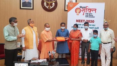Photo of NEET परीक्षा में प्रथम स्थान लाने वाली आकांक्षा सिंह को मुख्यमंत्री ने किया सम्मानित