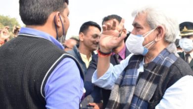 Photo of प्रोटोकॉल तोड़कर समर्थकों से मिले एलजी मनोज सिन्हा, लोगों ने की सराहना