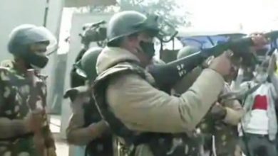 Photo of सिंघु बॉर्डर: स्थानीय लोगों और प्रदर्शनकारियों के बीच चले पत्थर, SHO को मारी गई तलवार