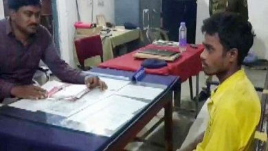 Photo of प्रेमिका नहीं पत्नी के लिए ‘वीरू’ बना यह शख्स, चढ़ गया बिजली के खंभे पर