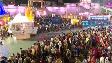 Photo of हरिद्वार: शाही स्नान के लिए हरकी पैड़ी पर उमड़ी भीड़, कोविड नियम हुए तार-तार