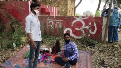 Photo of गजब! सांस लेने में दिक्कत हुई तो ऑक्सीजन के लिए लेट गए पीपल के पेड़ के नीचे