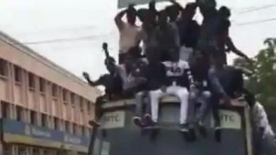 Photo of बस की छत पर बैठे थे काफी लोग, ड्राइवर ने ब्रेक लगाया तो…, जरूर देखें वायरल वीडियो