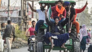 Photo of दिल्ली: आंदोलन खत्म होते ही जश्न मनाते हुए घर लौटने लगे किसान समूह