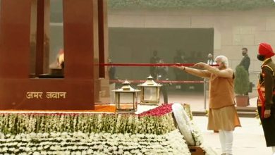 Photo of विजय दिवस पर वार मेमोरियल पहुंचे पीएम मोदी, शहीदों को दी श्रद्धांजलि