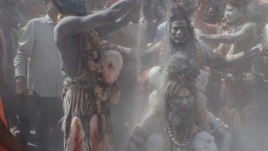 Photo of काशी: भोले के भक्तों ने खेली चिता भस्म से होली, उल्लास में डूबे बाबा के गण