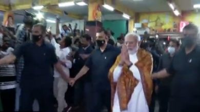 Photo of वाराणसी कैंट स्टेशन पहुंचे पीएम मोदी, लोगों ने लगाए नारे; खिंचाई सेल्फी