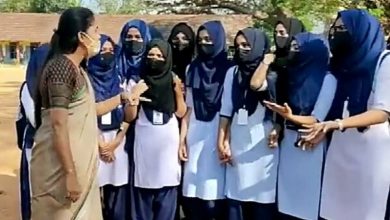 Photo of कर्नाटक में फिर शुरू हुआ हिजाब विवाद, छात्राओं ने किया कक्षा का बहिष्कार