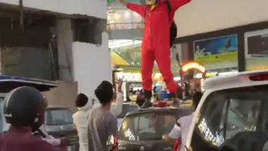Photo of Money Heist: जयपुर में नोटों की बारिश,मुखौटा लगाकर युवक ने उड़ाए नोट