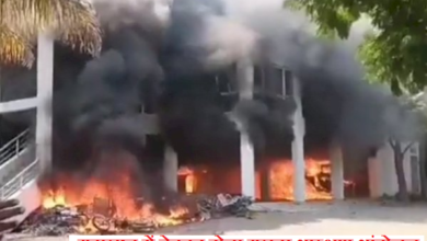 Photo of महाराष्‍ट्र में बेकाबू मराठा आरक्षण आंदोलन, विधायक प्रकाश सोलंके के घर में लगा दी आग