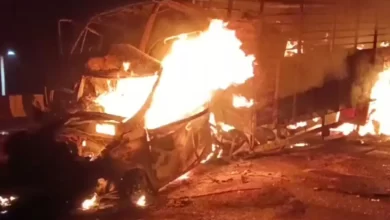 Photo of झाँसी में दर्दनाक सड़क हादसा, दूल्हे समेत 4 की कार में जिंदा जलकर मौत