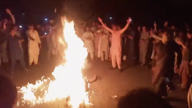 Photo of कुरान के अदब में क्रूरता की हदें पार, पाकिस्तान में भीड़ ने शख्स को जिन्दा जलाया