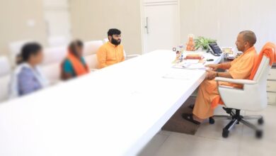 Photo of CM Yogi से मिली अयोध्या रेप पीड़िता की माँ, लगाईं न्याय की गुहार
