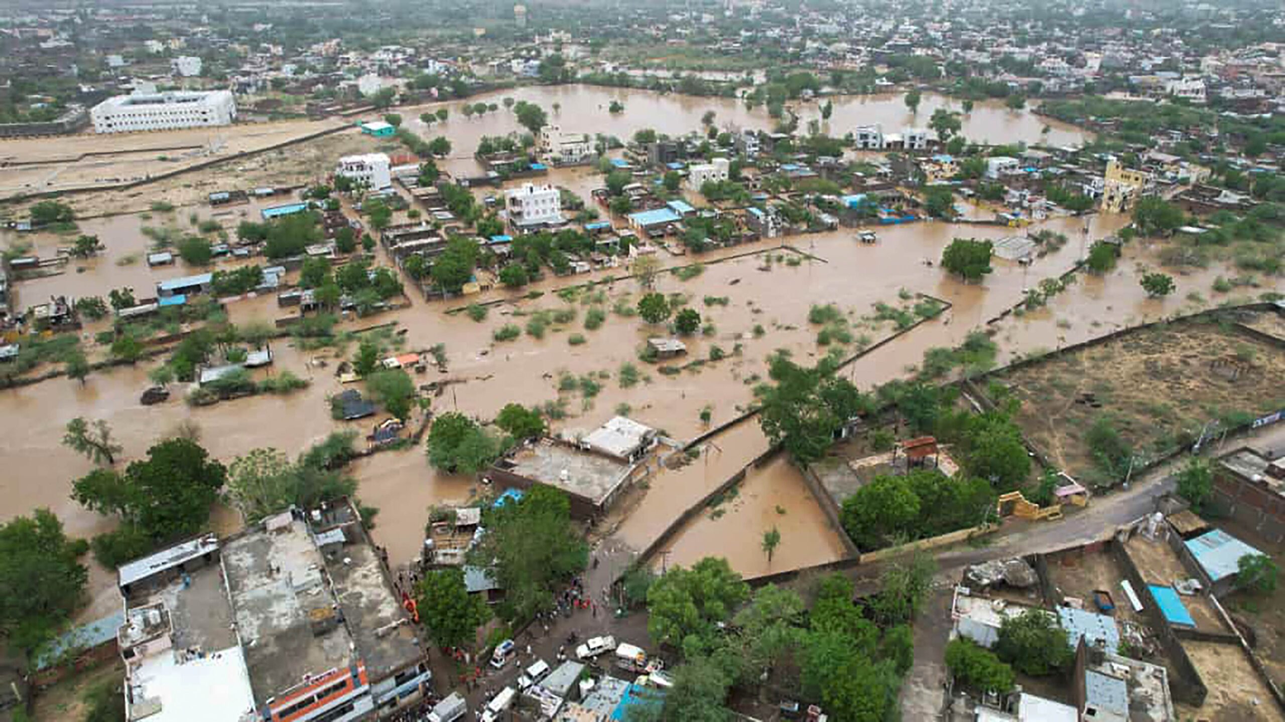 Photo of Heavy Rain: गुजरात में बारिश ने मचाई तबाही…18 जिले बाढ़ की चपेट में, 28 की मौत