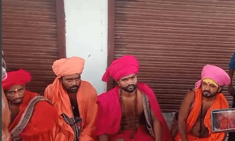 Lucknow: साधुओं के भेष में चोरों का आतंक, गुस्साई भीड़ ने जमकर की पिटाई...