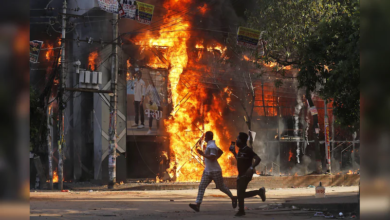 Photo of Bangladesh Violence: प्रदर्शनकारियों की बर्बरता, होटल पर हमला कर 8 लोगों को जिंदा जलाया, जेल से भागे कई आतंकी