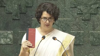Photo of Priyanka Gandhi ने ली सांसद पद की शपथ… हाथ में सविधान लेकर पहुंची थीं संसद भवन