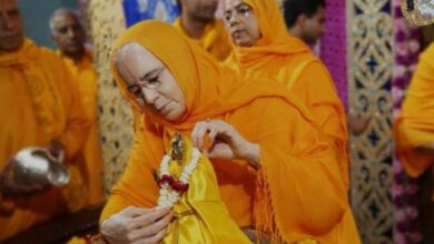 Photo of संत जब धरती पर अवतार लेते है तो अकेले नहीं आते…ऐसी ही रूप हैं भक्त शिरोमणि डॉ. विशाखा त्रिपाठी जी