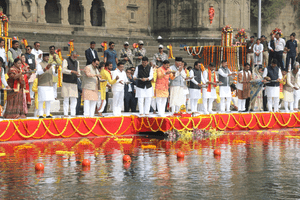 Photo of सीएम मोहन यादव ने अपनी कैबिनेट के साथ की नर्मदा तट पर पूजा-अर्चना