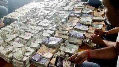 Photo of Bihar में DEO के घर छापेमारी में उड़े अधिकारयों के होश… नोट गिनने के लिए मंगाई गई मशीन