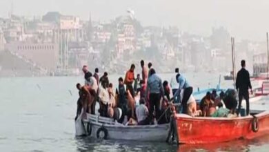 Photo of Varanasi News: वाराणसी में घाट के पास पलटी नाव, 60 से अधिक लोग थे सवार