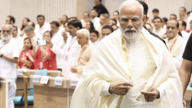 Photo of ‘नवकार महामंत्र’ समारोह में पीएम मोदी की सादगी ने खींचा ध्यान, आम लोगों संग बैठ किया जाप