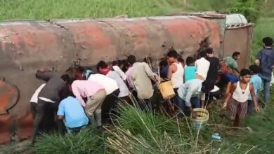Photo of Motihari में पलटा तेल से भरा टैंकर, ग्रामीणों में मची लूट… वीडियो वायरल
