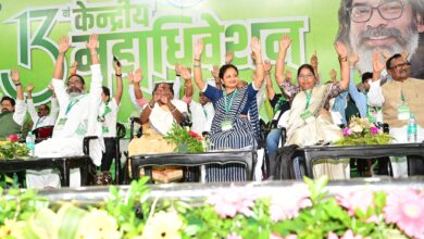 Photo of JMM की 63 सदस्यीय नई केंद्रीय कमेटी का सोरेन ने किया ऐलान, परिवार के छह लोग भी शामिल