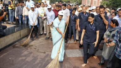 Photo of CP के हनुमान मंदिर से हुई स्वच्छता अभियान की शुरुआत, CM रेखा गुप्ता ने किया श्रमदान