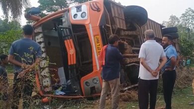 Photo of नारायणपुर से रायपुर जा रही बस पलटने से मची अफरा-तफरी, 40 से ज्यादा यात्री थे सवार