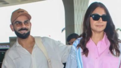 Photo of टेस्ट रिटायरमेंट के बाद Anushka Sharma संग स्पॉट हुए Virat Kohli, एयरपोर्ट पर दिखा कपल