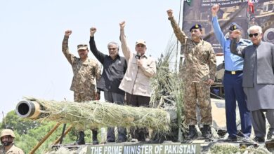 Photo of Pak पीएम ने उतारी प्रधानमंत्री मोदी की ‘नकल’, सैनिकों के दिखे साथ तो झूठ का हुआ पर्दाफाश