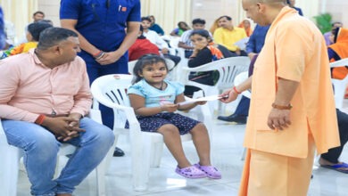 Photo of CM Yogi से नन्ही बच्ची ने लगाईं गुहार… ‘जनता दर्शन’ का वीडियो वायरल