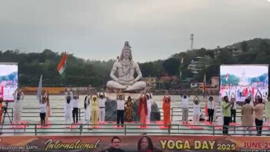 Photo of Rishikesh के गंगा तट पर योगासन… स्वामी चिदानंद सरस्वती बोले, ‘पूरे विश्व में  बढ़ रहा योग का वर्चस्व’