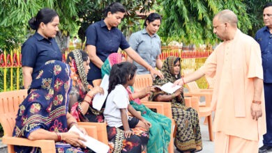 Photo of Janta Darshan के दौरान बोलें CM Yogi… ‘बिटिया का इलाज कराएंगे, आवास भी दिलाएंगे’