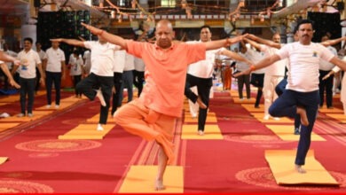 Photo of CM Yogi ने गोरखपुर में किया योगाभ्यास, कहा- योग भारत की ऋषि परंपरा की देन है