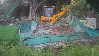 Photo of Kashipur में अवैध कब्जे की नीयत से बनी मजारों पर चला बुलडोजर, 5 संरचनाएं ढहाई
