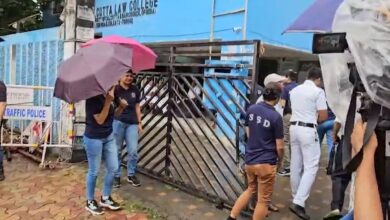 Photo of Kolkata में 11 दिन बाद खुला लॉ कॉलेज, पुलिस निगरानी के बीच छात्रों को मिला प्रवेश