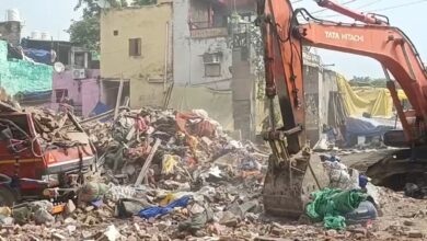Photo of Delhi के आजाद मार्केट में ढही तीन मंजिला इमारत, 46 वर्षीय व्यक्ति की मौत