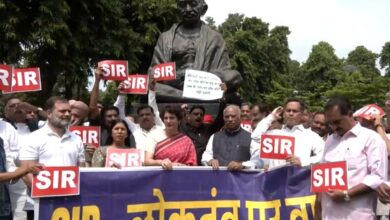 Photo of Bihar SIR को लेकर इंडी गठबंधन का संसद परिसर में प्रदर्शन, चुनाव आयोग पर उठाए सवाल