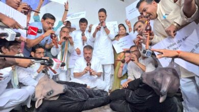Photo of MP Vidhan Sabha में कांग्रेसी विधायक बने भैंस…  बजाई गई बीन
