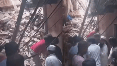 Photo of दिल्ली में भरभराकर ढही चार मंजिला इमारत, मलबे में दबे 12 लोग