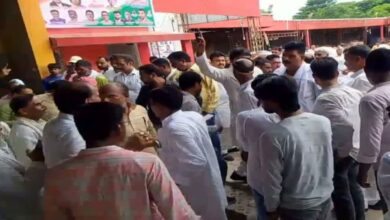 Photo of कांग्रेस की बैठक में चले लात-घूसे; जिलाध्यक्ष समेत 15 खिलाफ FIR दर्ज