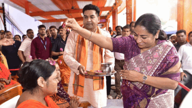 Photo of दिल्ली में कांवड़ियों का सीएम रेखा गुप्ता ने किया स्वागत, महिलाओं के छुए पैर