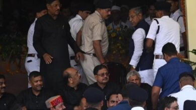 Photo of बिहार विधानसभा सत्र के दूसरे दिन विपक्ष का हंगामा, पोस्टर लेकर बेल में पहुंचे माननीय