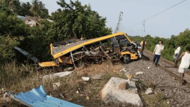 Photo of रेलवे ट्रैक पार कर रही स्कूल वैन को ट्रेन ने मारी टक्कर, 3 छात्रों की मौत