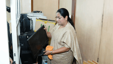Photo of ISBT में गन्दगी देख भड़की सीएम रेखा गुप्ता… खुद लगाईं परिसर में झाड़ू