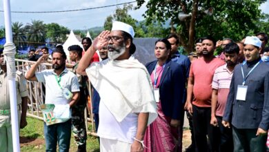 Photo of CM Hemant Soren ने पैतृक गांव में फहराया तिरंगा, पितृशोक की वजह से मुख्य समारोह में रहे अनुपस्थित