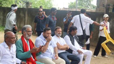 Photo of ‘वोटर अधिकार यात्रा’ के दौरान मनैनी गांव पहुंचे राहुल गांधी, किया संवाद