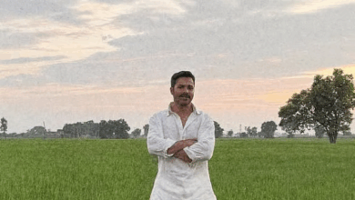 Photo of Border-2 की शूटिंग के बीच लहलहाते खेत में दिखे वरुण धवन, लिखा सिर्फ एक शब्द ‘पंजाब’